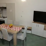 Mis Floura Apartman *