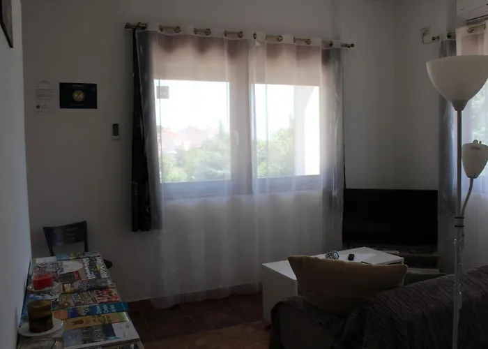 Mis Floura Apartament *