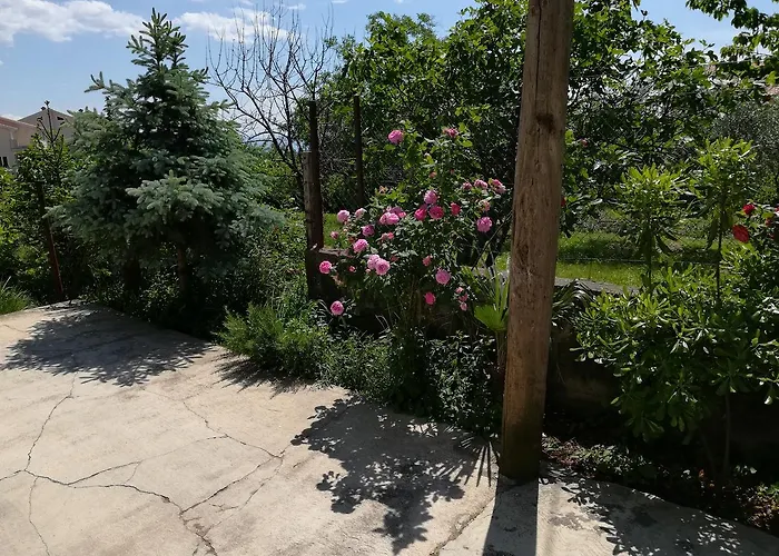 Mis Floura Apartament *