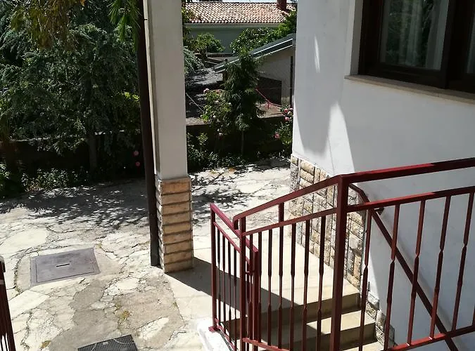 Mis Floura Apartament *