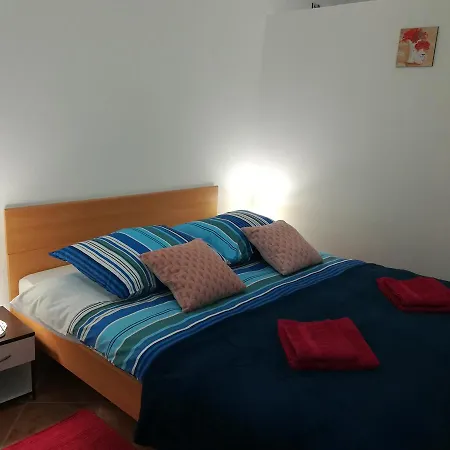 Mis Floura Apartment