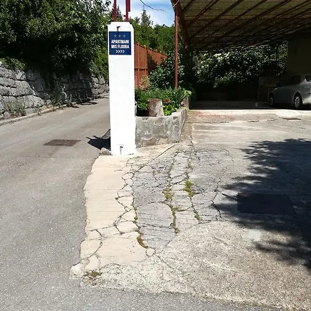 Mis Floura Apartment