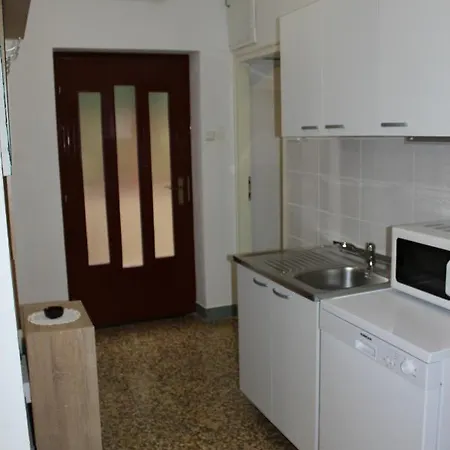 Apartment Mis Floura *