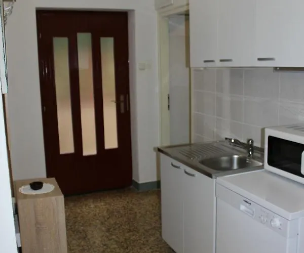 Apartman Mis Floura *